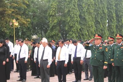Dâng hương tưởng niệm các Anh hùng liệt sĩ tại Chốt chặn Tàu Ô