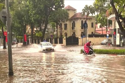 Nam bộ bước vào đợt mưa diện rộng, Hà Nội tiếp tục mưa to