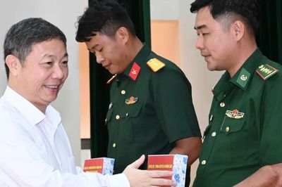 Lãnh đạo TPHCM thăm, động viên lực lượng vũ trang ở Côn Đảo