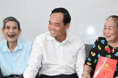 Bí thư Thành ủy TPHCM Trần Lưu Quang thăm gia đình chính sách tại Côn Đảo