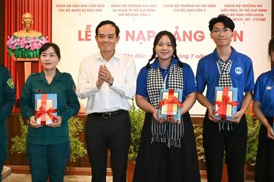 Bí thư Thành ủy TPHCM Trần Lưu Quang dự lễ kết nạp Đảng tại Côn Đảo