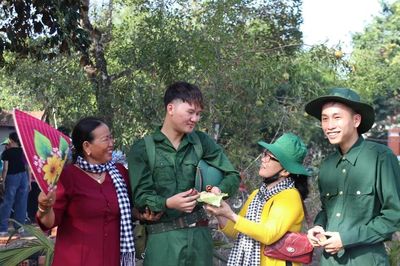 Tái hiện hình ảnh 'Bộ đội về làng' khi đất nước đã hòa bình