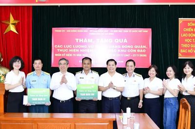 Lãnh đạo TPHCM thăm các đơn vị lực lượng vũ trang ở Côn Đảo