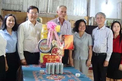 Lãnh đạo TPHCM thăm, tặng quà gia đình chính sách tại Côn Đảo