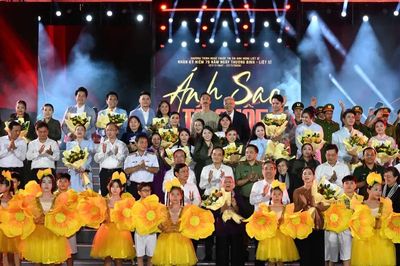 'Ánh sao Tổ quốc' thắp sáng ký ức, tri ân Anh hùng liệt sĩ