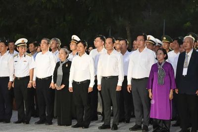 Lãnh đạo TPHCM dâng hoa, dâng hương và thắp nến tri ân Anh hùng liệt sĩ tại Nghĩa trang Hàng Dương