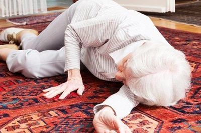 Tập thăng bằng mỗi ngày – giải pháp đơn giản phòng ngừa té ngã ở người già