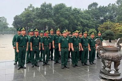 Cán bộ, chiến sĩ Đồn Biên phòng Cửa khẩu Lộc Thịnh dâng hương tri ân các anh hùng liệt sĩ tại Căn cứ Tà Thiết