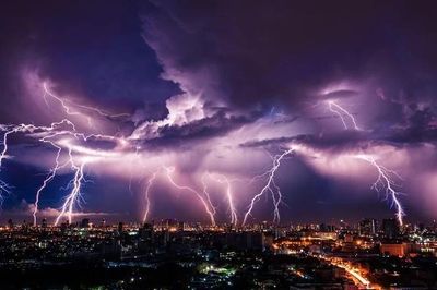 Hà Nội, Ninh Bình, Hưng Yên hứng chịu hàng trăm cú sét đánh
