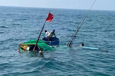 Chìm tàu cá trên ngư trường Trường Sa, 33 ngư dân thoát nạn, ba người mất tích