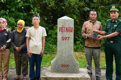 Tiếp nhận di vật và thông tin nghi khu mộ tập thể Bộ đội Trường Sơn