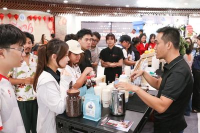 Gen Z Đà Nẵng trải nghiệm cà phê mắm, cà phê sâm…