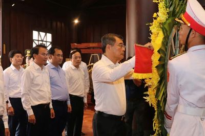 Thủ tướng Lê Minh Hưng dâng hương tri ân các Anh hùng liệt sĩ tại Điện Biên
