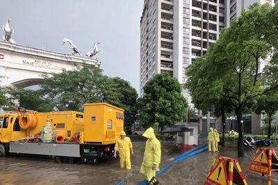 Vì sao đường Võ Chí Công vẫn ngập sâu 30cm sau trận mưa rạng sáng 25/7?