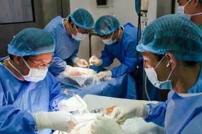Vợ hiến thận cứu chồng trong ca ghép lần 3 với 'rừng' mạch máu vôi hóa