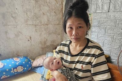 Cháu ngoại 3 tháng tuổi khóc vì đói, bà ngoại bệnh tim bất lực lau nước mắt