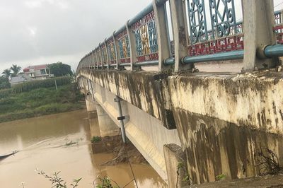 Cảnh đáng lo ngại xuất hiện dưới trụ cầu mới sử dụng hơn 4 năm