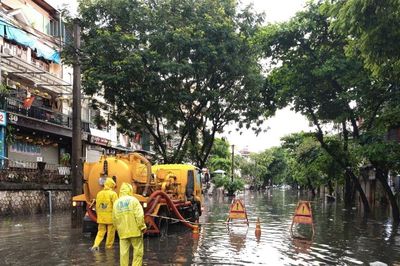Mưa lớn từ sáng sớm, nhiều tuyến phố Hà Nội dềnh nước