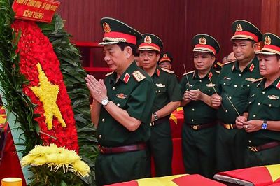 Đại tướng Phan Văn Giang dâng hương Anh hùng liệt sĩ tại công viên Lê Thị Riêng
