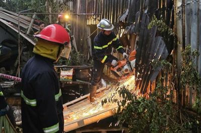 Cháy lớn kho hàng rộng hơn 1.000m² ở TPHCM, khói đen bao trùm khu dân cư