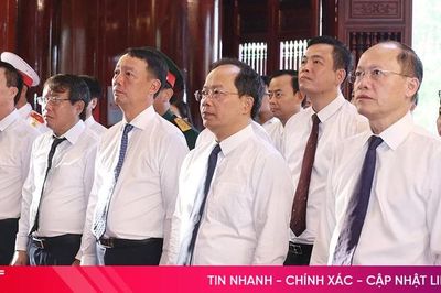 Lãnh đạo Hà Tĩnh dâng hương tưởng niệm Chủ tịch Hồ Chí Minh và các anh hùng liệt sĩ
