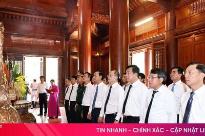 Lãnh đạo tỉnh dâng hương tại các địa chỉ đỏ ở Hà Tĩnh và Nghệ An
