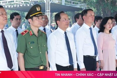 Bí thư Tỉnh ủy và Chủ tịch UBND tỉnh dâng hương tại các nghĩa trang Trường Sơn, Đường 9
