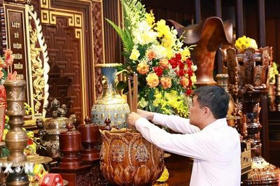 Thủ tướng dâng hương tưởng niệm tại các Anh hùng liệt sỹ tại Điện Biên
