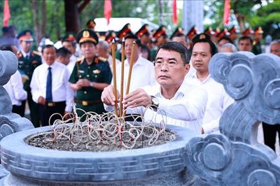 Thủ tướng dâng hương tưởng niệm các Anh hùng liệt sĩ tại Điện Biên