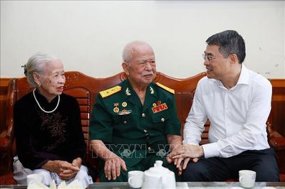 Thủ tướng thăm gia đình chính sách tỉnh Điện Biên