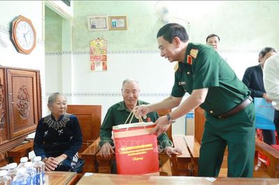 Phó Thủ tướng Phan Văn Giang thăm, tặng quà người có công tại Lâm Đồng