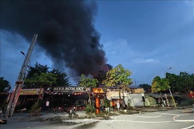 Hà Nội: Cháy lớn tại quán bia, khói đen bốc cao hàng trăm mét