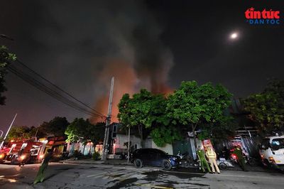 Hà Nội: Cháy lớn thiêu rụi nhiều nhà xưởng trong thôn Triều Khúc