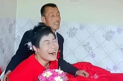 Giữa đám cưới, cô dâu liên tục có 'biểu hiện lạ' gây tranh cãi