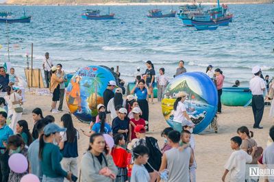 Con đường thúng chai rực rỡ sắc màu hút khách ở biển Long Thủy
