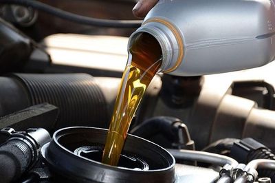 Thay dầu ô tô, căn cứ vào số km hay thời gian sử dụng?