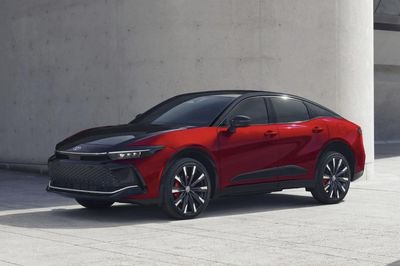 Toyota Crown 2027 sử dụng công nghệ hybrid mới nhất