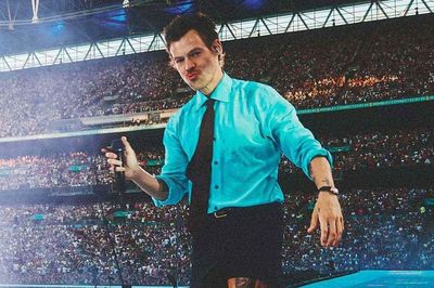 Vỉa hè sụt lún, xe cảnh sát lật ngay trước concert của Harry Styles
