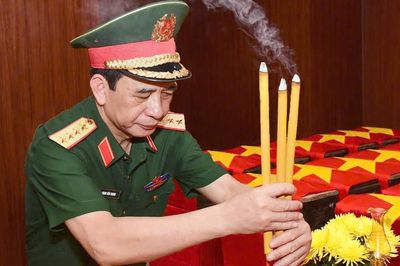 Đại tướng Phan Văn Giang dâng hương tưởng niệm các anh hùng liệt sĩ tại Công viên Lê Thị Riêng