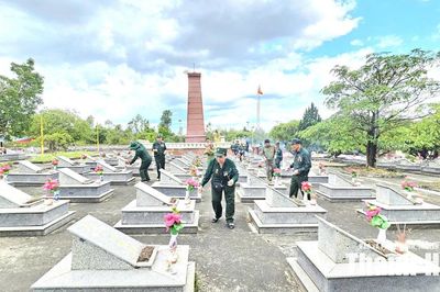 Cựu Thanh niên xung phong N237 Thanh Hóa tri ân các Anh hùng liệt sĩ trên tuyến lửa Trường Sơn