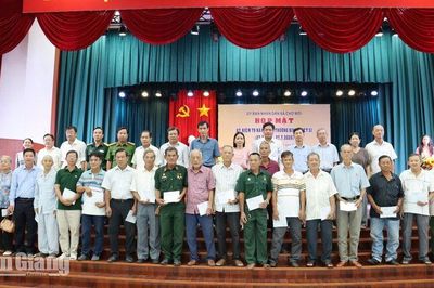 Chợ Mới trao quà tri ân gia đình chính sách, người có công