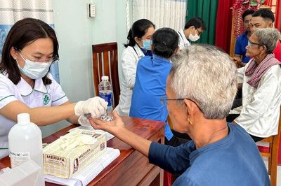 Khám bệnh, tặng quà cho hơn 200 người dân khó khăn ở Ô Lâm