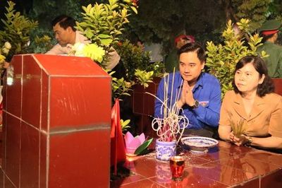 Bắc Ninh: Lãnh đạo tỉnh thắp nến tri ân các Anh hùng liệt sĩ tại phường Vũ Ninh và Tân An