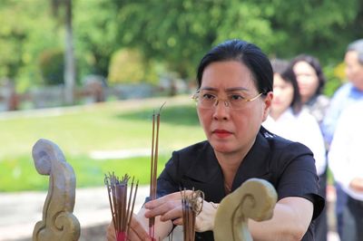 Phó Trưởng ban Tổ chức Trung ương Bùi Thị Quỳnh Vân dâng hương tại Khu lưu niệm Ban Tổ chức Khu ủy Khu V