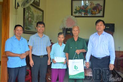 Thăm hỏi, tặng quà 55 gia đình người có công với cách mạng