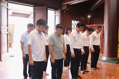 Đoàn công tác Ủy ban Trung ương MTTQ Việt Nam tri ân liệt sĩ, gia đình chính sách tỉnh Điện Biên