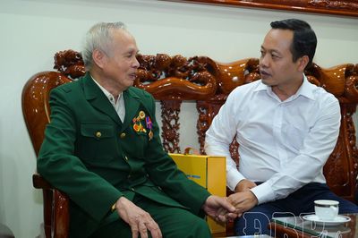 Bí thư Tỉnh ủy Trần Tiến Dũng thăm, tặng quà người có công tại phường Điện Biên Phủ