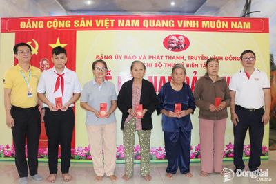 Tặng quà trị giá 130 triệu đồng cho gia đình chính sách, học sinh nghèo