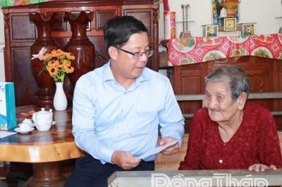 Đồng chí Trần Thanh Nguyên thăm, tặng quà gia đình chính sách nhân kỷ niệm Ngày Thương binh - Liệt sĩ