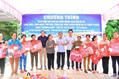Lãnh đạo tỉnh Đồng Tháp trao gần 500 phần quà cho các gia đình chính sách tại 5 xã